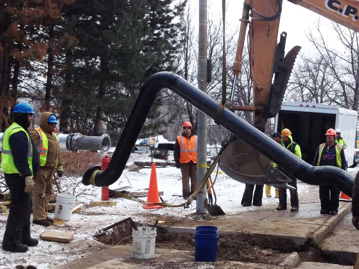 5-casestudies-SteamLeakRepair-SkilledTradesandEngineersInsertingPiping