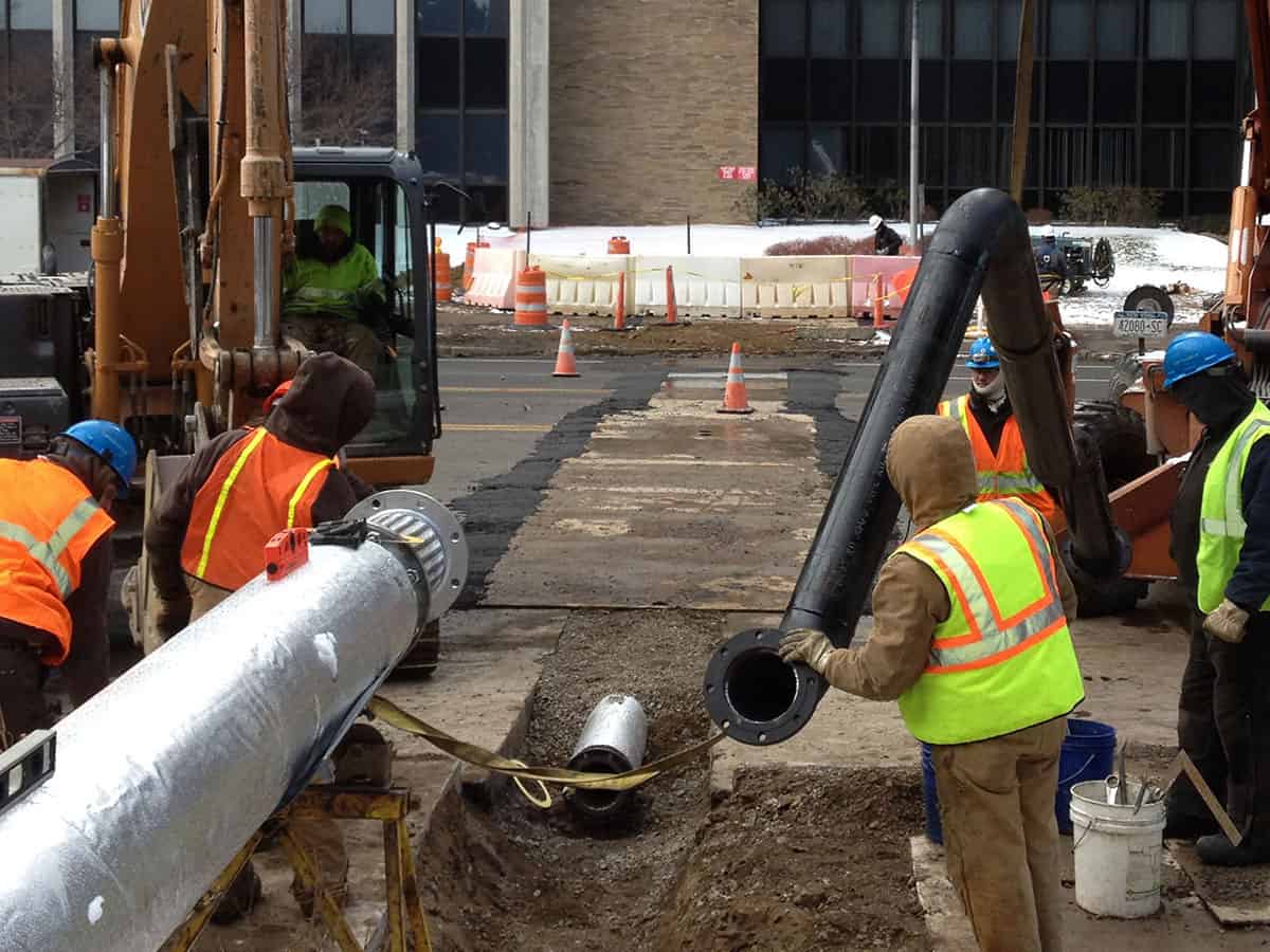 5-casestudies-SteamLeakRepair-SkilledTradesandEngineersinsertingpipe